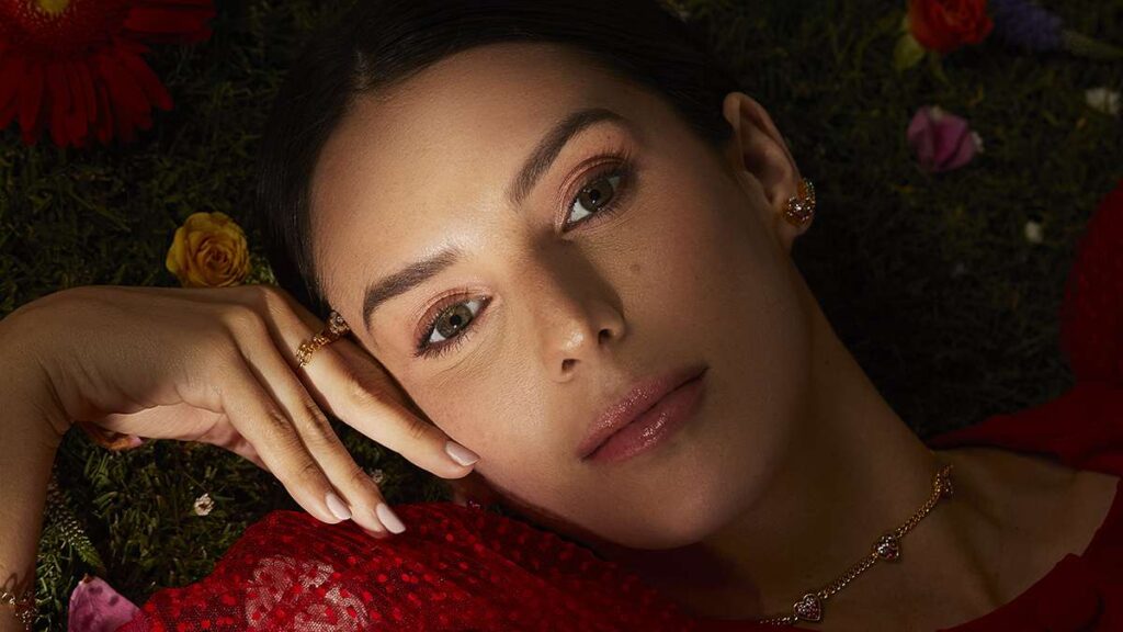 Conexiones: Primera colaboración de ADRIA junto a Ariana Santillana