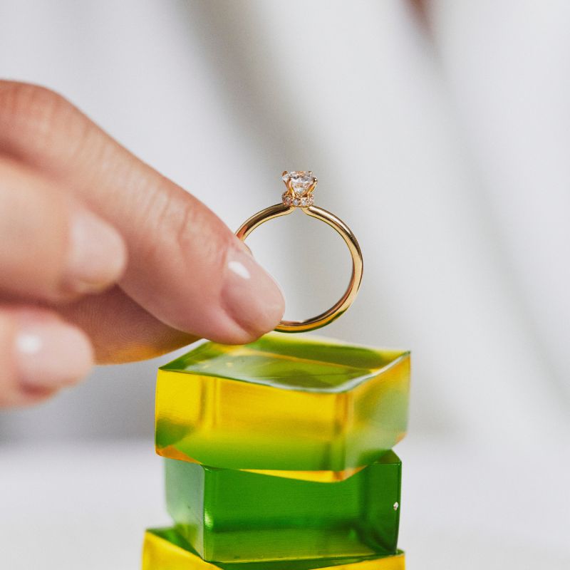 Anillo de compromiso Hidden Halo: un brillo inesperado bajo el centro