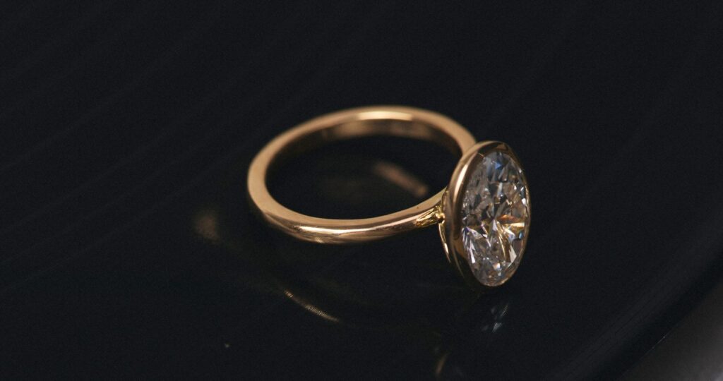 Anillos de compromiso con engaste biselado: seguridad, diseño y modernidad